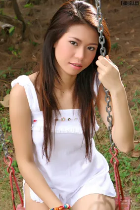 Jennie Leung《蕩秋千》 [The Black Alley] 寫真集