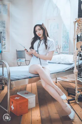 [台灣網紅美女] 謝立琪《謝雨琪の護士》 寫真集