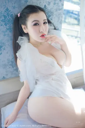 MODEL伊若《蕾絲開胸睡衣和藍色死庫水》 [秀人XIUREN] No.1034 寫真集