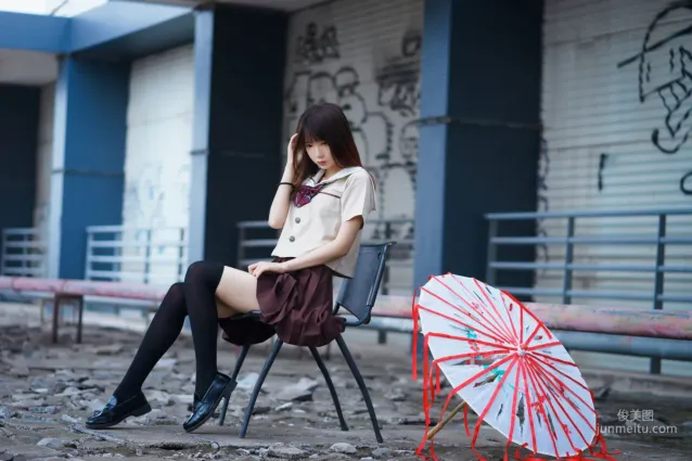 瘋貓ss《絲襪狂想曲(傘)》 [蘿莉COS] 寫真集
