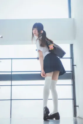 桜桃喵《藍白水手服》 [蘿莉COS] 寫真集
