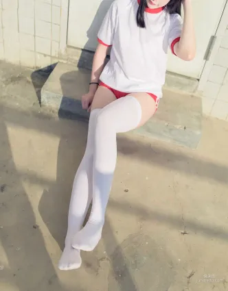 [風之領域] NO.112 運動場上的白絲體操服少女 寫真集
