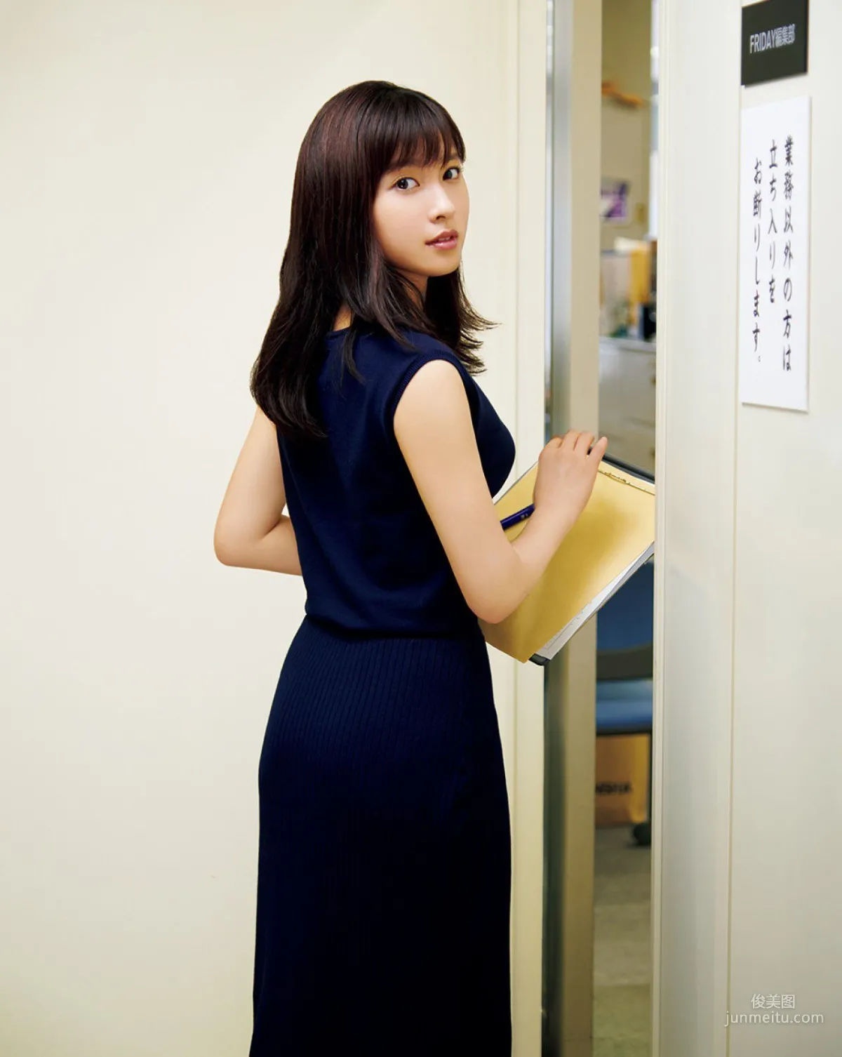 [FRIDAY] 土屋太鳳 《オフィスでセクシー》写真1