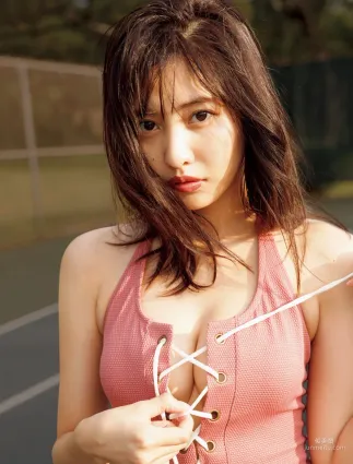 [FRIDAY] 佐野ひなこ 《話題の寫真集から「神バスト」を先行公開！》寫真