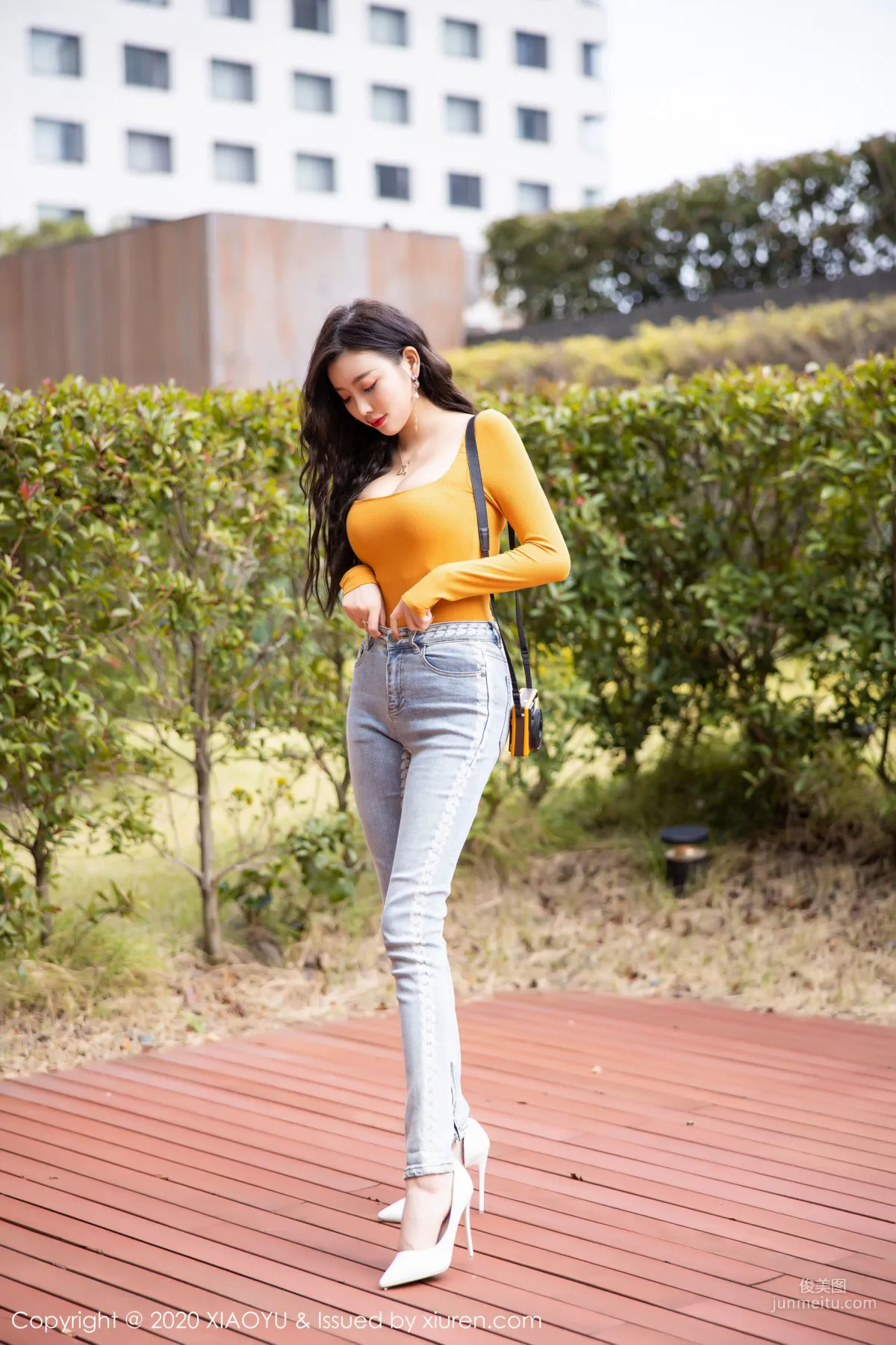 杨晨晨sugar《牛仔裤包裹的美腿》 [语画界XIAOYU] Vol.228 写真集1