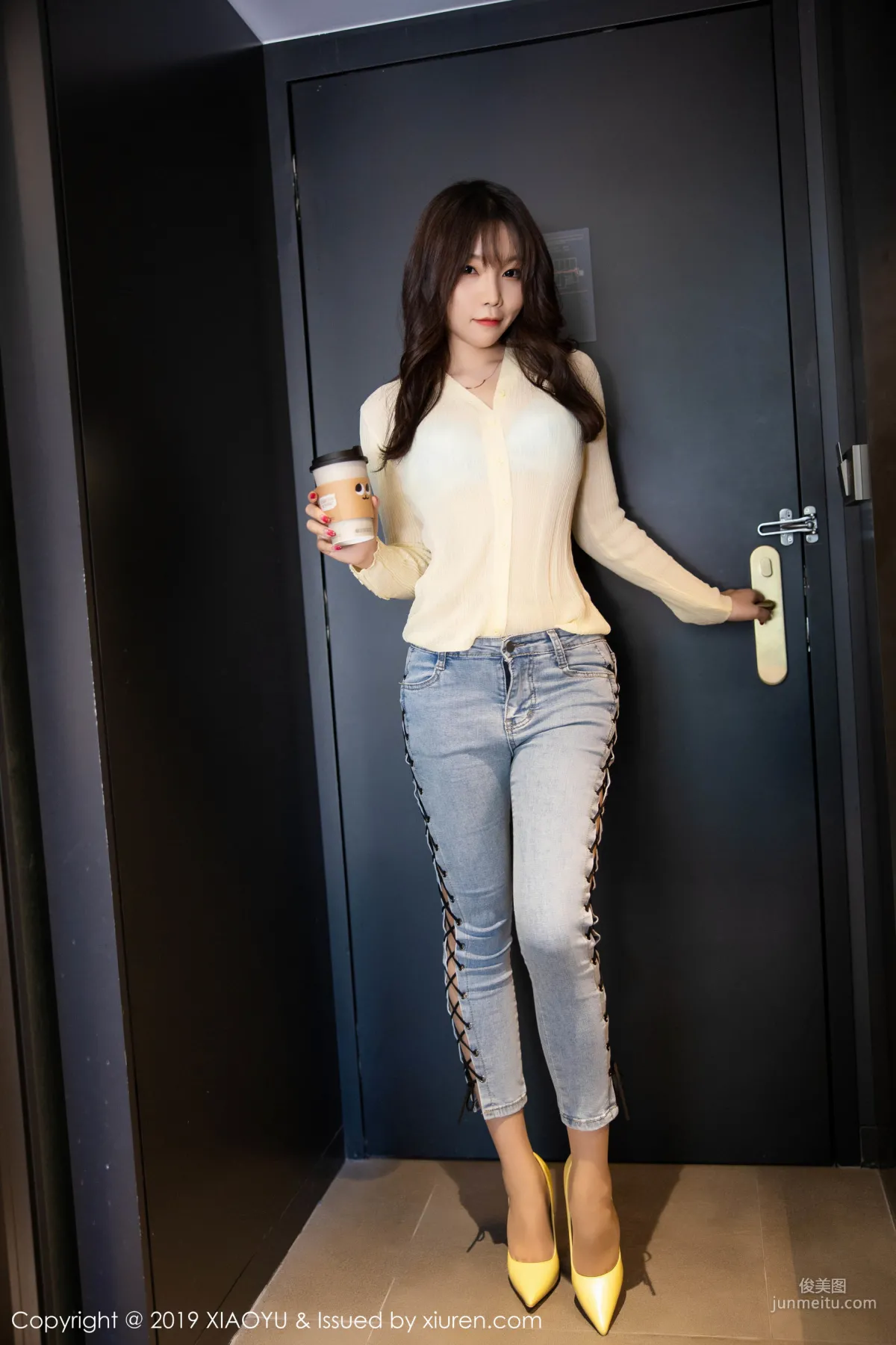 芝芝Booty《紧身牛仔裤下的美腿翘臀》 [语画界XIAOYU] Vol.197 写真集1