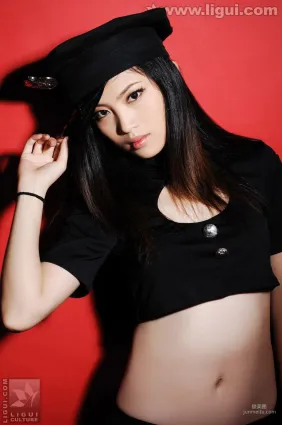 Model 左左《紅色背景的性感女郎風情》 [麗櫃美束LiGui] 美腿玉足寫真圖片
