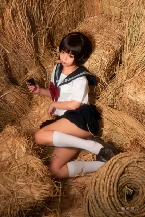 蠢沫沫 《稻草裡的少女》 寫真集