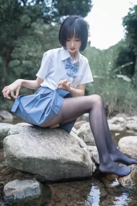 木綿綿OwO 《水色溪邊制服》 寫真集