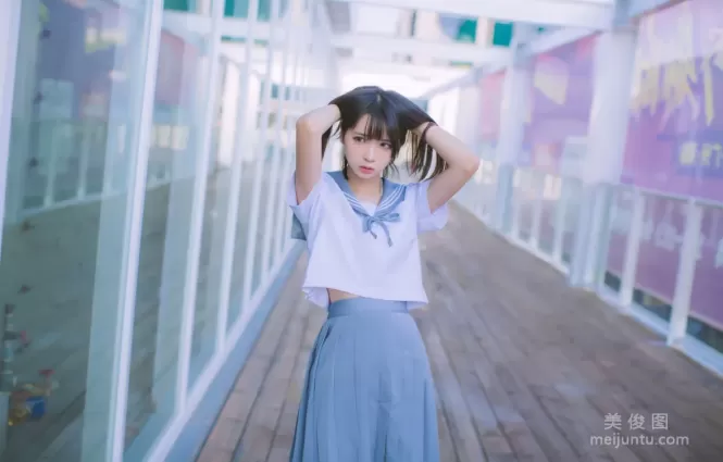[美女Coser] 瘋貓ss 《海邊藍白水手服》 寫真集