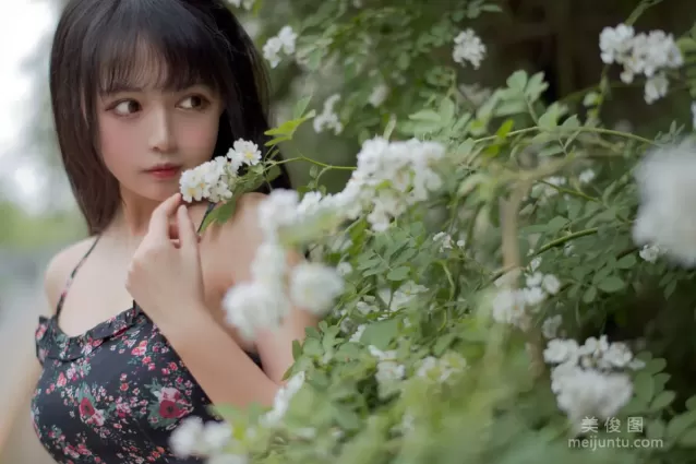 大眼萌妹黑貓貓OvO 《薔薇1》 寫真集