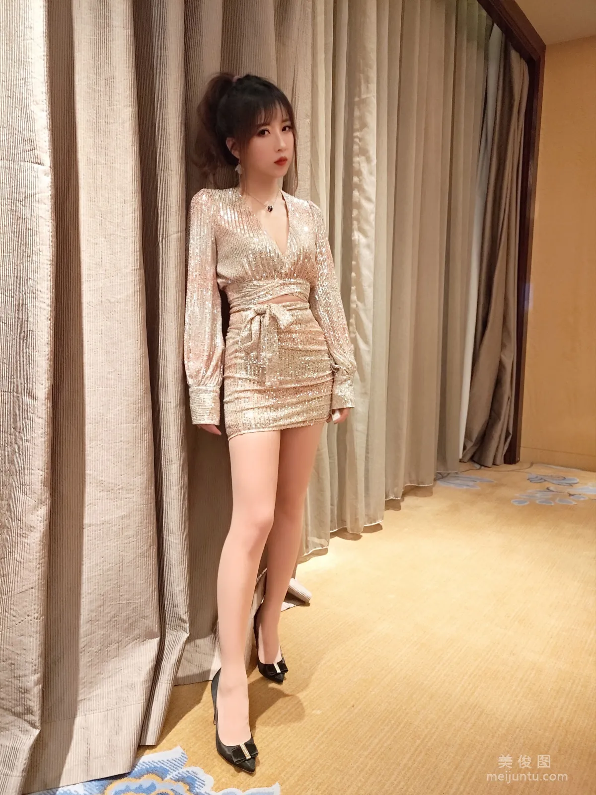 [COS写真] 小女巫露娜 - 亮片裙肉丝1
