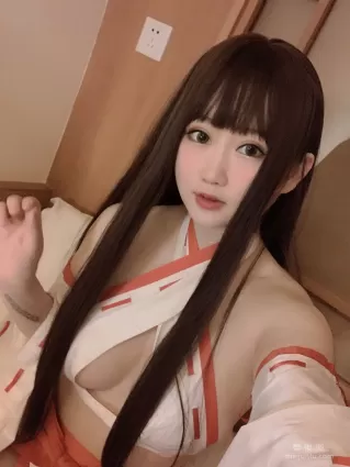 [COS福利] 蜜桃少女是依醬呀 - 女巫