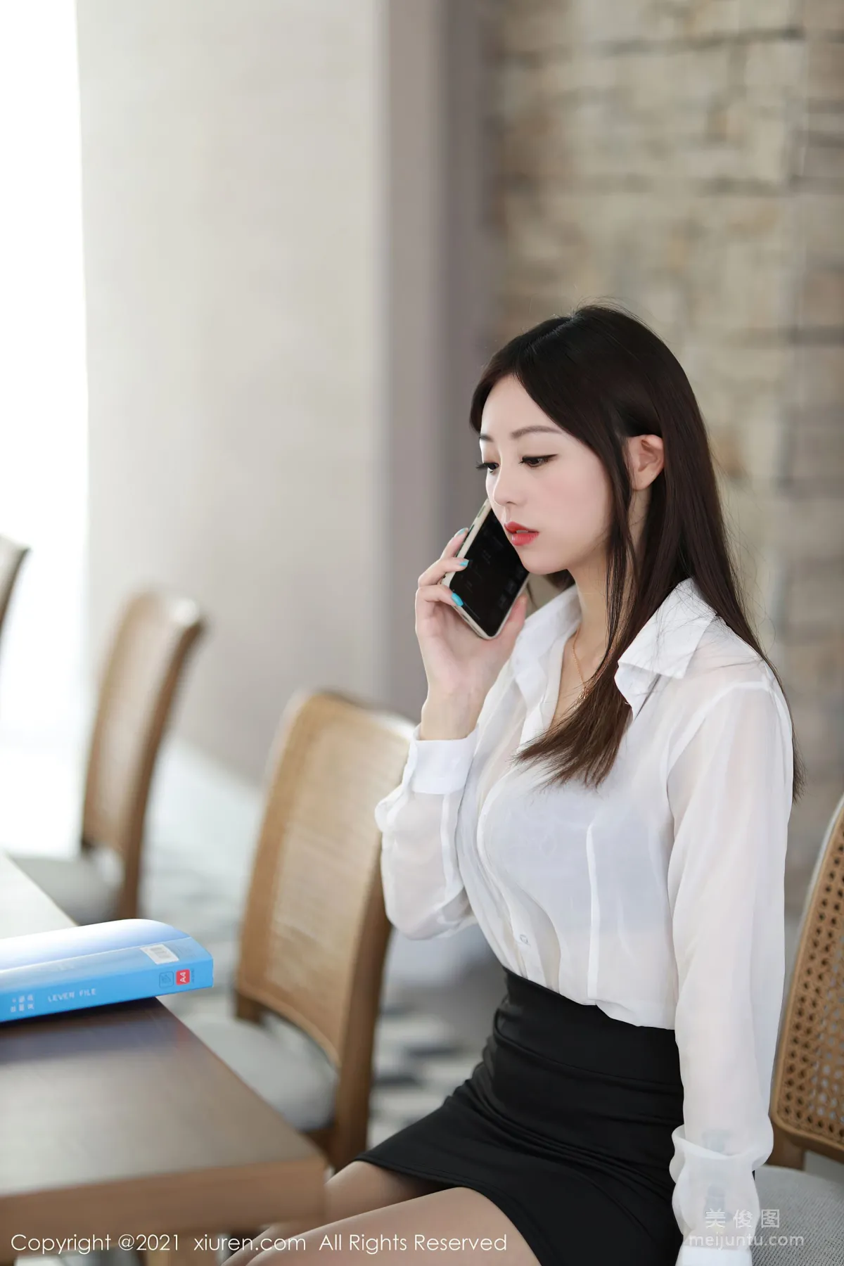[秀人XiuRen] No.3582 佘贝拉bella - 经典白衬衫黑短裙肉丝袜系列1