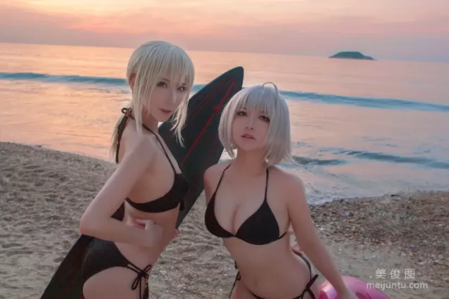 [網紅COSER] 半半子&amp;索索sophia - 海邊泳裝