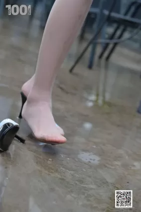 [一千零一夜] 162 《雨中漫步2》 絲足美腿寫真