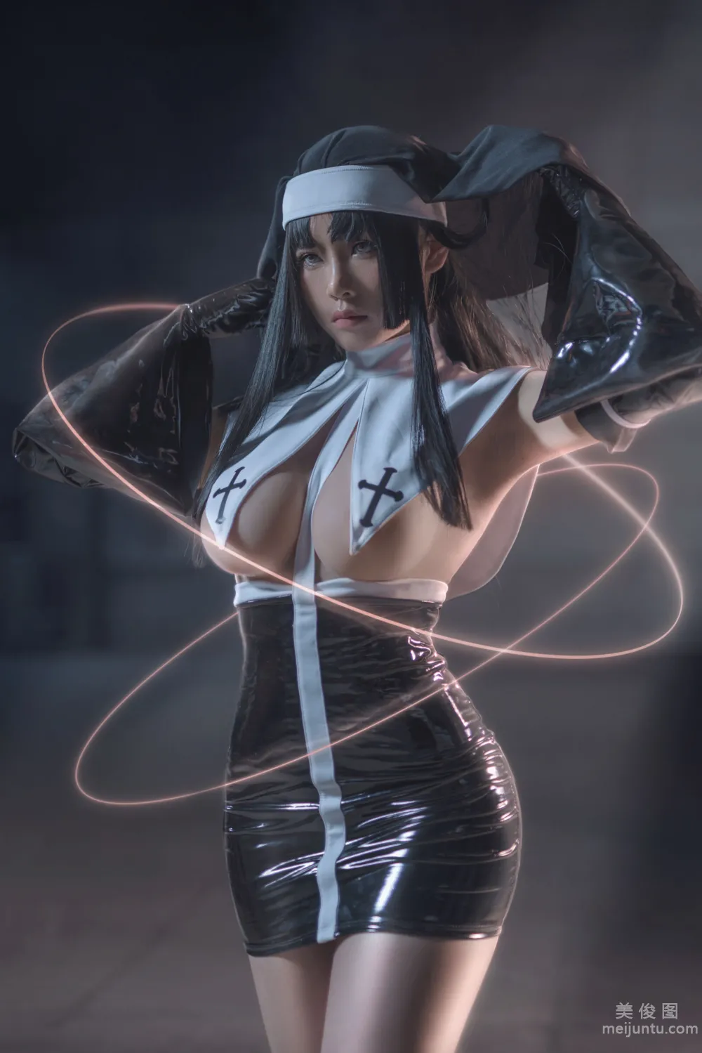 [网红COSER写真] uki雨季 - 修女黑胶衣 套图1