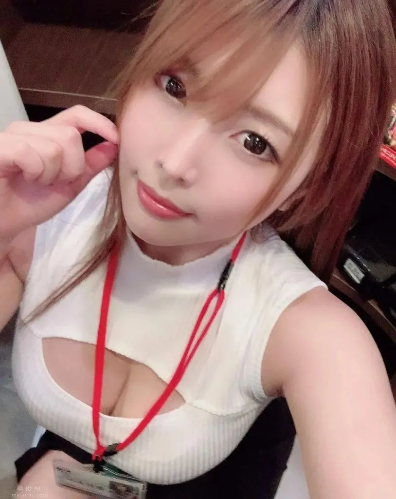 新村朱裡：暗黑業界一路打拼起來的“奧特曼”，圖片，第一張