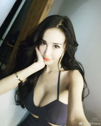 宅男女神孟曉藝 微博時尚性感私房照