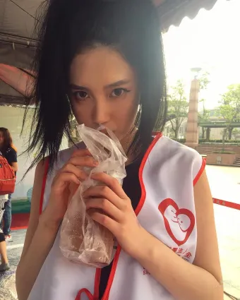 台灣正妹Karen Chao 牛仔褲背心超吸睛