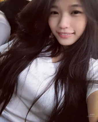 房屋中介邱詩容有着男人無法一手掌握的完美上圍！先生，買房嗎？
