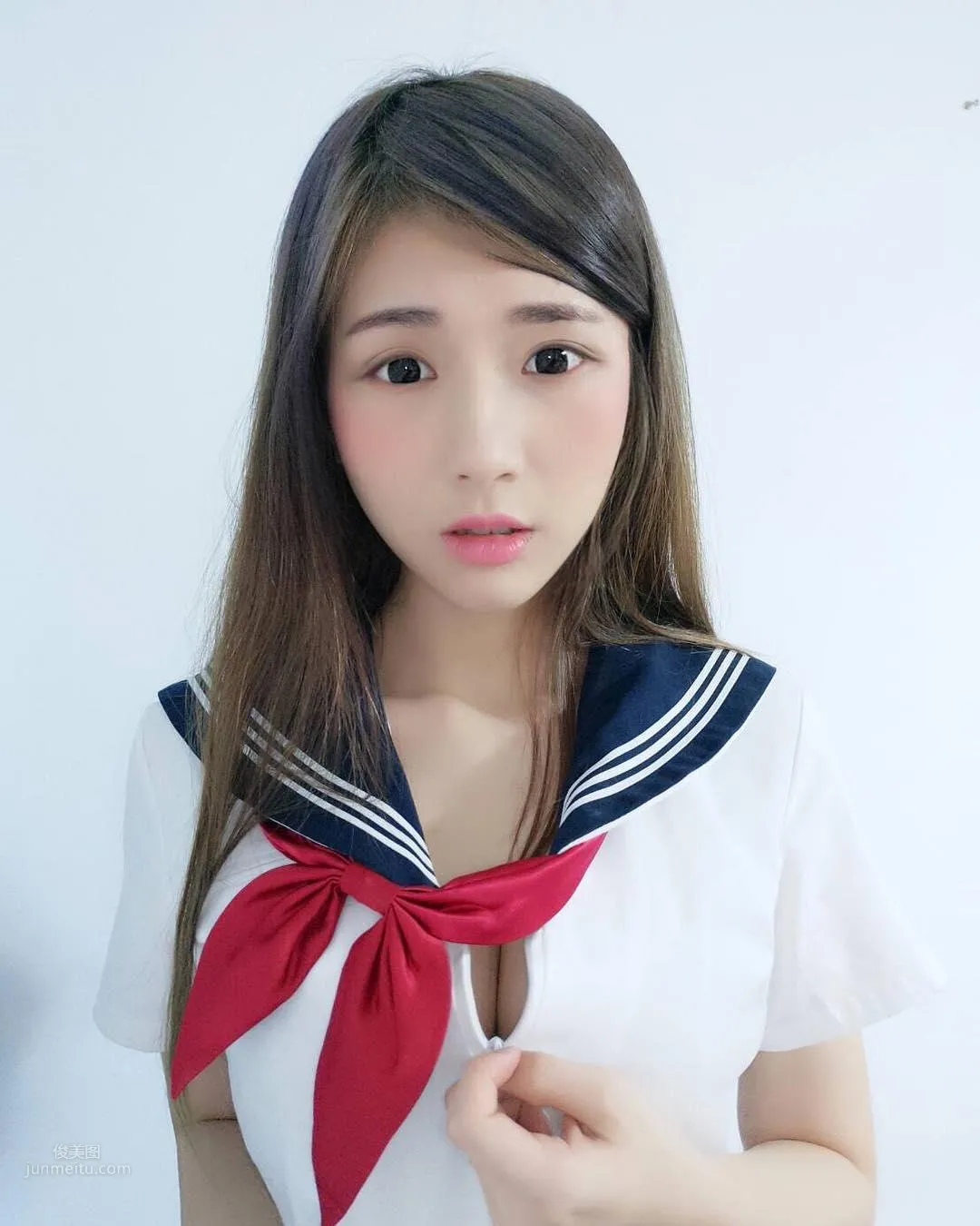 谢薇安Vivian- 台湾正妹大秀深邃事业线_4
