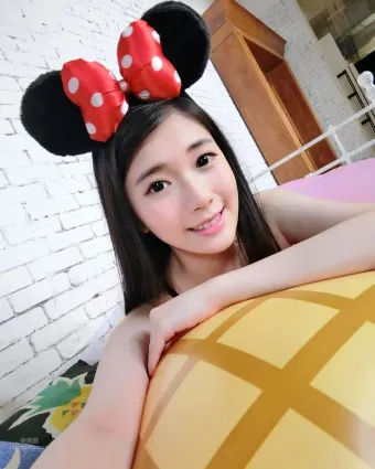 謝薇安Vivian- 台灣正妹大秀深邃事業線