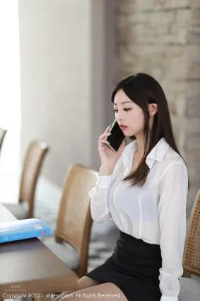 清純美女佘貝拉 白襯衫黑短裙