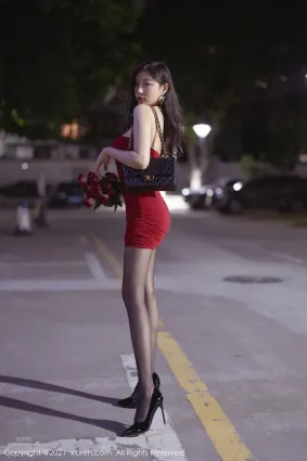 全民女神楊晨晨 猩紅吊裙魅惑黑絲