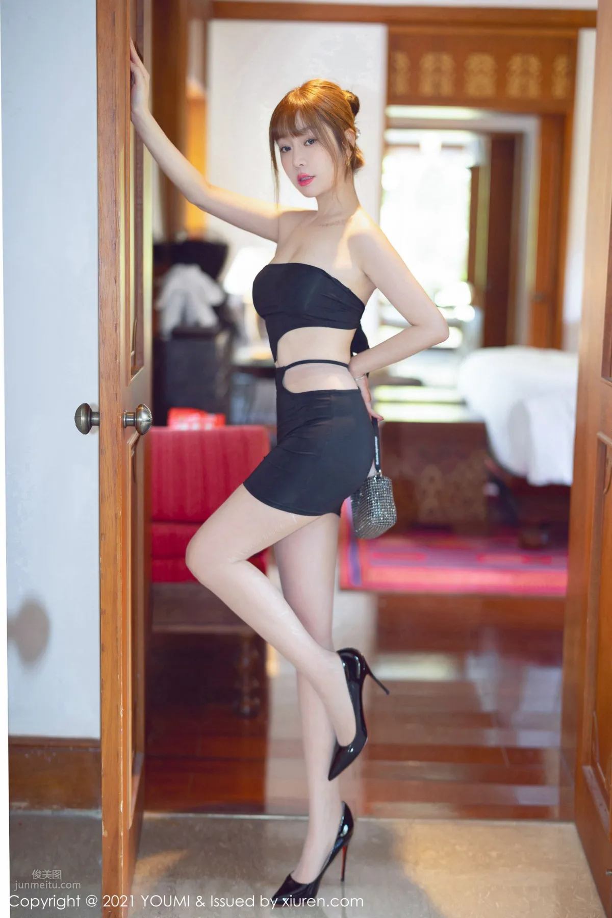 轻熟女神王雨纯 西双版纳举止得体_0