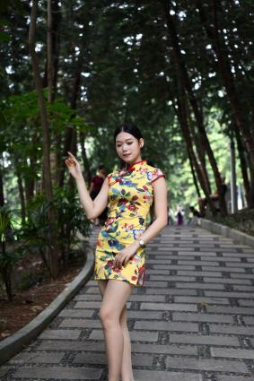 [魔鏡街拍] 063 性感包臀肉絲旗袍小姐姐在涼亭乘涼 