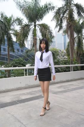 [魔鏡街拍] 084 程生街拍-商城推銷美女長腿肉絲制服 